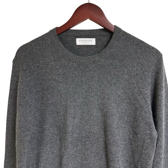 Everlane Men’s Cashmere Crewneck Sweater Size M Dark Gray Quiet Luxury - Picture 2 of 5